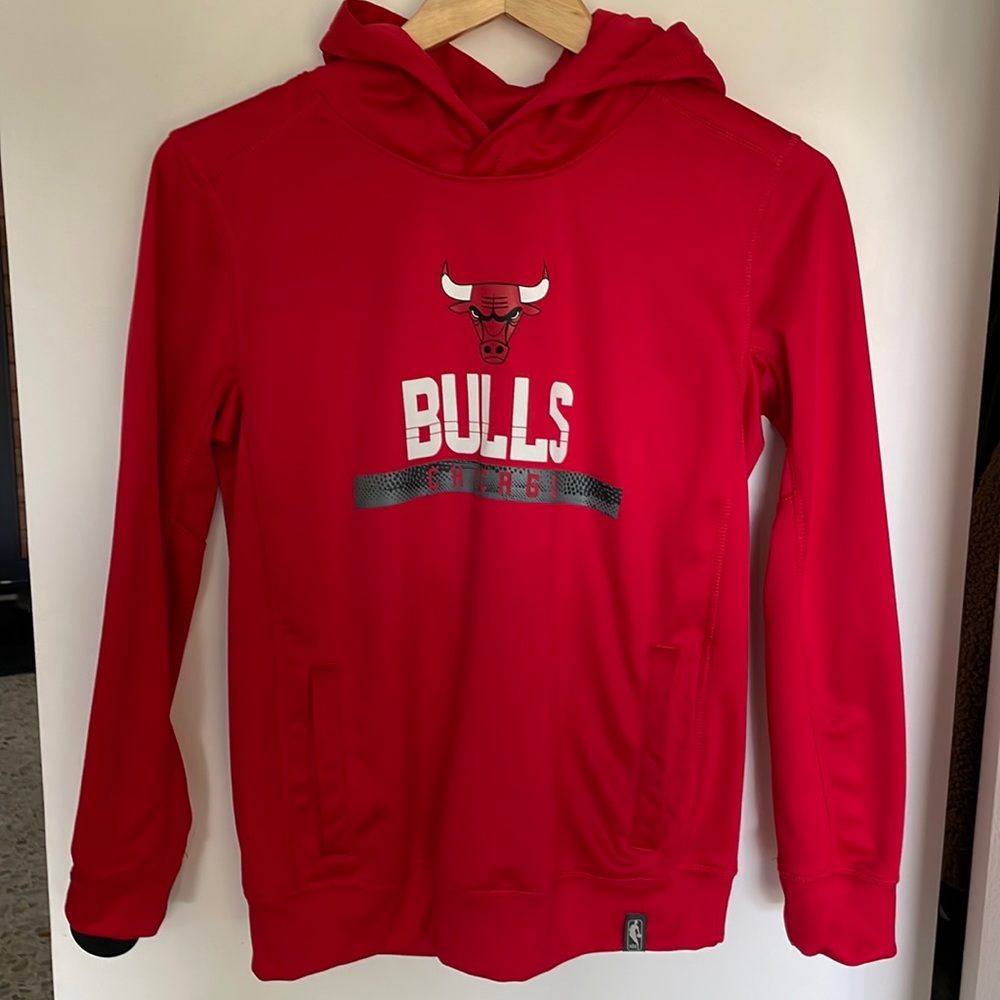 Red Chicago Bulls pullover sweatshirt